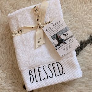 Rae Dunn Fingertip Towels Set of 2